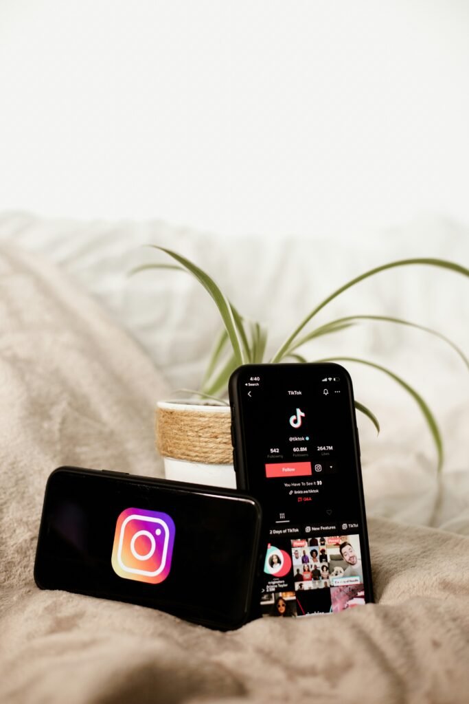 Dua smartphone menampilkan aplikasi Instagram dan TikTok, platform utama untuk strategi TikTok UMKM agar jualan laris.