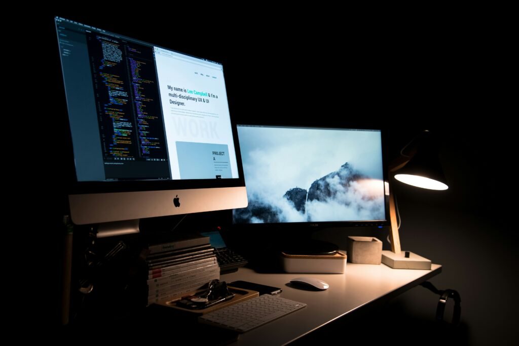 Perbedaan website gratis vs berbayar: sebuah website profesional sedang dibuat di iMac untuk kredibilitas bisnis.